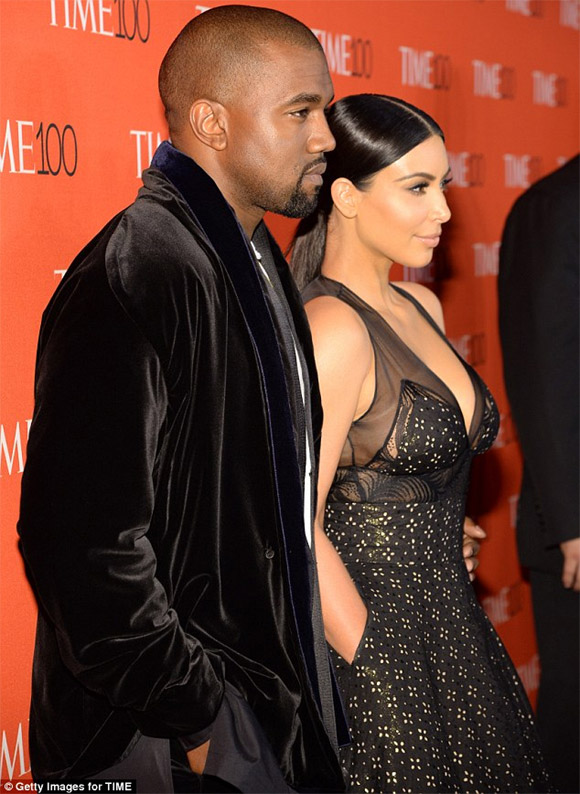 Kim Kardashian,Kim Kardashian ngực xệ,Kim Kardashian hở hang