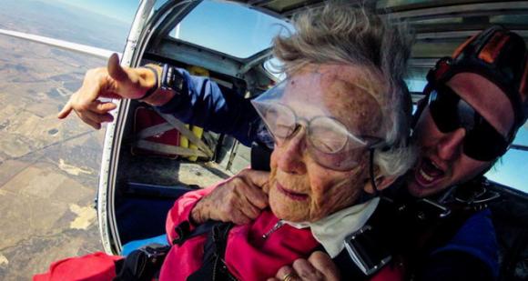 Cụ bà 100 tuổi nhảy dù, cụ bà 100 tuổi lặn cùng cá mập, cụ bà 100 tuổi, cụ bà kỷ niệm 100 tuổi