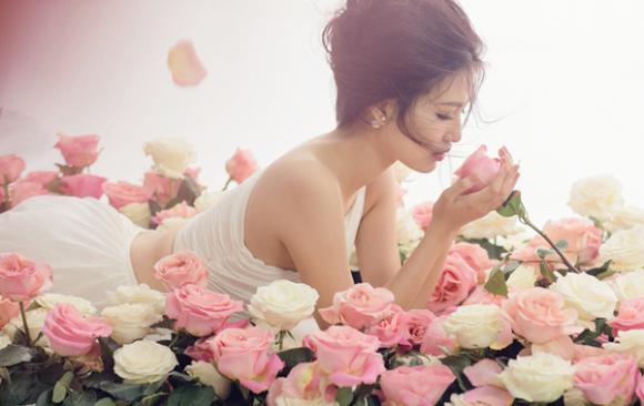 Mỹ Linh, Én vàng Mỹ Linh, MC Mỹ Linh, MC The Voice 2015, Mỹ Linh khoe vẻ đẹp mong manh, 
