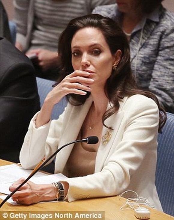 Angelina Jolie, Angelina Jolie gay guoc, Angelina Jolie  phau thuat, Angelina Jolie tai su kien, Angelina Jolie  xuong sac