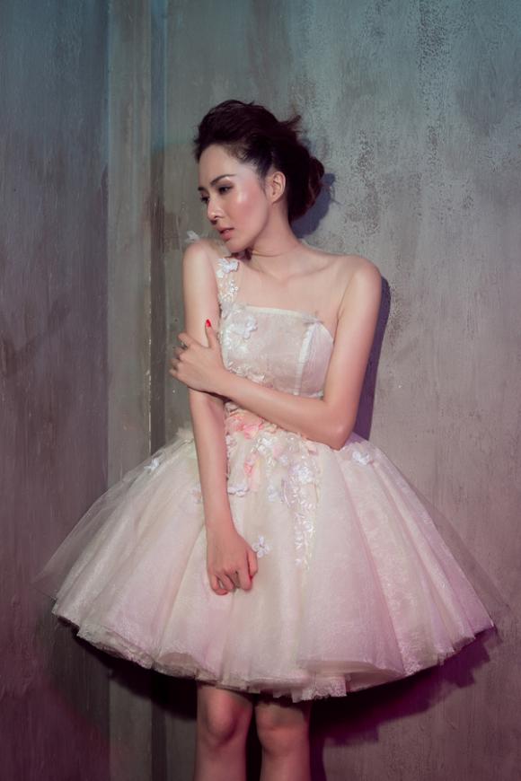 Hoa hậu Nguyên Khánh, Hoa hậu Nguyên Khánh lấn sân, Hoa hậu Nguyên Khánh xóa mác chân dài hát, MV Em là ai trên con đường anh đi