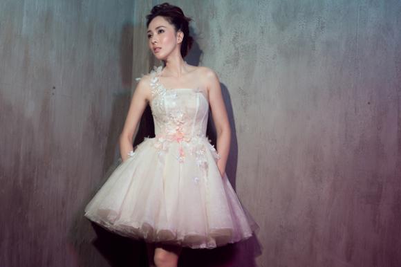 Hoa hậu Nguyên Khánh, Hoa hậu Nguyên Khánh lấn sân, Hoa hậu Nguyên Khánh xóa mác chân dài hát, MV Em là ai trên con đường anh đi
