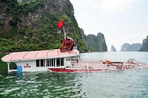 tau du lich bi dam chim, vinh ha long, du khach, tai nan tau du lich, tau van tai, cuu ho, 