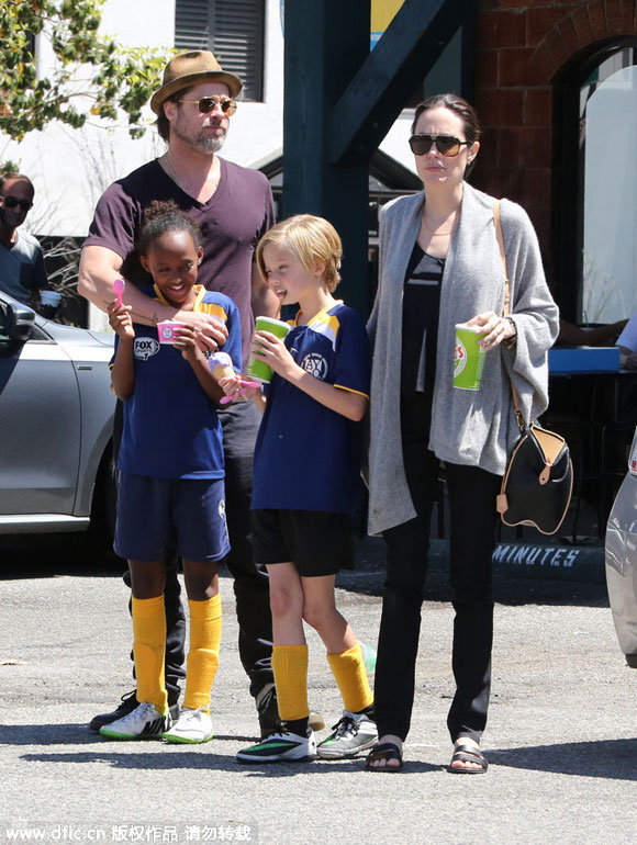Angelina Jolie,Angelina Jolie lộ tay gân guốc,Angelina gầy guộc,Brad Pitt