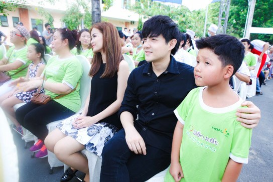 Đông Nhi, Đông Nhi Ông Cao Thắng, Ông Cao Thắng, Đông Nhi từ thiện, tin tức sao, tin tuc sao, Quang Dũng, Lam Trường, gắn kết yêu thương