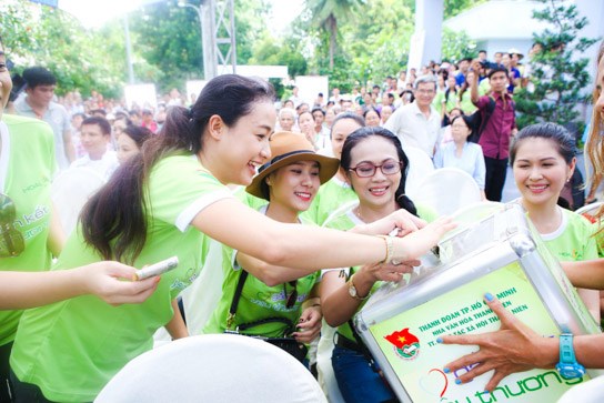 Đông Nhi, Đông Nhi Ông Cao Thắng, Ông Cao Thắng, Đông Nhi từ thiện, tin tức sao, tin tuc sao, Quang Dũng, Lam Trường, gắn kết yêu thương