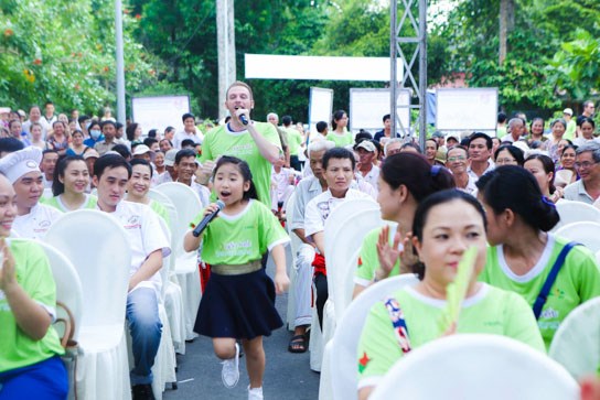 Đông Nhi, Đông Nhi Ông Cao Thắng, Ông Cao Thắng, Đông Nhi từ thiện, tin tức sao, tin tuc sao, Quang Dũng, Lam Trường, gắn kết yêu thương