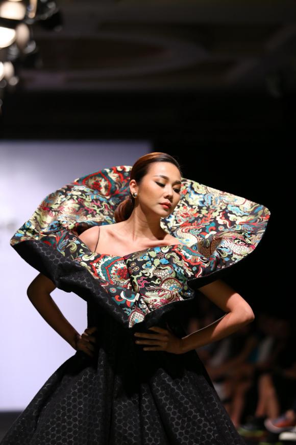 Thanh Hằng, Thanh Hằng catwalk, siêu mẫu Thanh Hằng, Diễm Hương, hoa hậu Diễm Hương, tin tức sao, tin tuc sao, thời trang sao