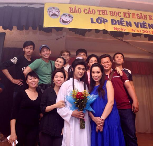 Trịnh Kim Chi, bà bầu Trịnh Kim Chi, Trịnh Kim Chi bầu 8 tháng, Trịnh Kim Chi bế bụng bầu đi chấm thi
