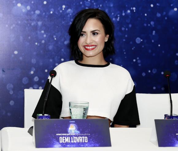 Diễn viên, Ca sỹ nổi tiếng người Mỹ - Demi Lovato tại Việt Nam 0 Demi Lovato hội ngộ cùng ông hoàng nhạc Việt - Đàm Vĩnh Hưng, Diễn viên, Ca sỹ nổi tiếng người Mỹ - Demi Lovato, Demi và Đàm Vĩnh Hưng, Demi tại Việt Nam, tin sao việt, sao ngoại đến việt nam, Vietna
