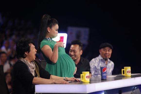 Thu Minh, Thu Minh bất chấp bụng bầu, Thu Minh nhún nhảy theo hotboy, hotboy Việt Kiều, Vietnam Idol 2015, top 5 Vietnam Idol 2015