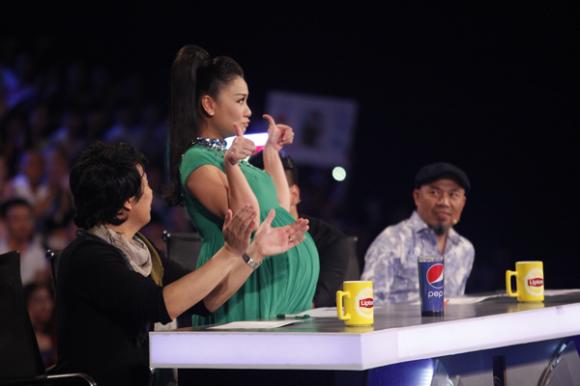 Thu Minh, Thu Minh bất chấp bụng bầu, Thu Minh nhún nhảy theo hotboy, hotboy Việt Kiều, Vietnam Idol 2015, top 5 Vietnam Idol 2015