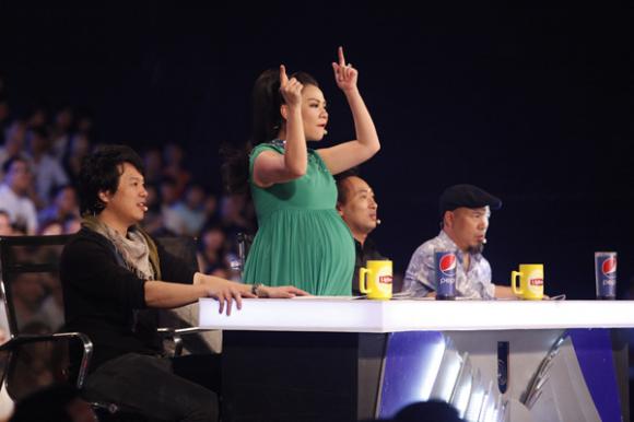 Thu Minh, Thu Minh bất chấp bụng bầu, Thu Minh nhún nhảy theo hotboy, hotboy Việt Kiều, Vietnam Idol 2015, top 5 Vietnam Idol 2015