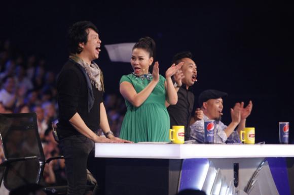 Thu Minh, Thu Minh bất chấp bụng bầu, Thu Minh nhún nhảy theo hotboy, hotboy Việt Kiều, Vietnam Idol 2015, top 5 Vietnam Idol 2015