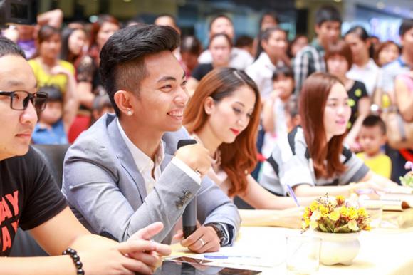Khánh Thi, Khánh Thi – Phan Hiển, Khánh Thi – Phan Hiển không rời nhau nửa bước, Khánh Thi – Phan Hiển ngồi chung ghế nóng, vòng sơ tuyển Bước nhảy hoàn vũ nhí