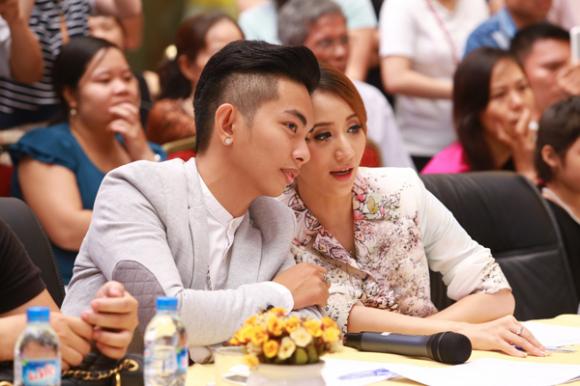 Khánh Thi, Khánh Thi – Phan Hiển, Khánh Thi – Phan Hiển không rời nhau nửa bước, Khánh Thi – Phan Hiển ngồi chung ghế nóng, vòng sơ tuyển Bước nhảy hoàn vũ nhí