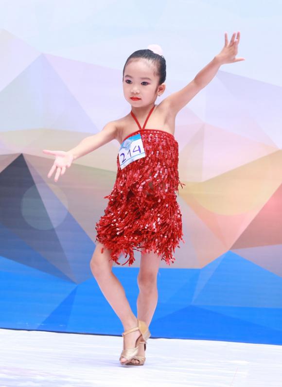Khánh Thi, Khánh Thi – Phan Hiển, Khánh Thi – Phan Hiển không rời nhau nửa bước, Khánh Thi – Phan Hiển ngồi chung ghế nóng, vòng sơ tuyển Bước nhảy hoàn vũ nhí