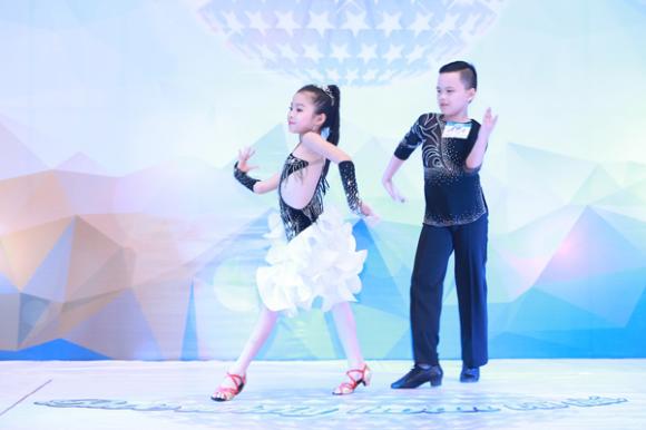 Khánh Thi, Khánh Thi – Phan Hiển, Khánh Thi – Phan Hiển không rời nhau nửa bước, Khánh Thi – Phan Hiển ngồi chung ghế nóng, vòng sơ tuyển Bước nhảy hoàn vũ nhí
