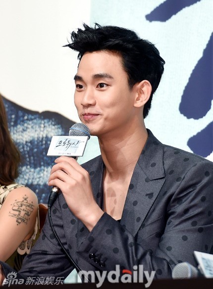 Kim Soo Hyun, Kim Soo Hyun thời trang, trai đẹp ngoài hành tinh, Kim Soo Hyun áo chấm bi