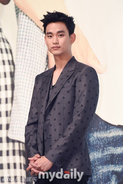 Kim Soo Hyun, Kim Soo Hyun thời trang, trai đẹp ngoài hành tinh, Kim Soo Hyun áo chấm bi