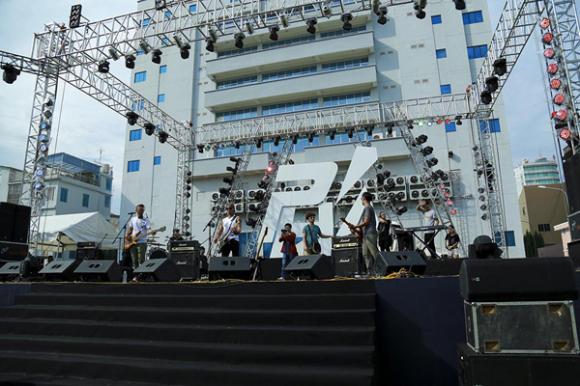 Phạm Anh Khoa, Quý ông hát rock, Phạm Anh Khoa bất chấp sốt cao, Phạm Anh Khoa tập luyện dưới nắng nóng, Live Concert Phạm Anh Khoa