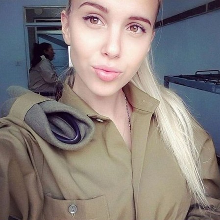 Nữ binh Israel, cô gái Israel gây sốt cộng đồng, Maria Domark , cô gái gây sốt cộng đồng