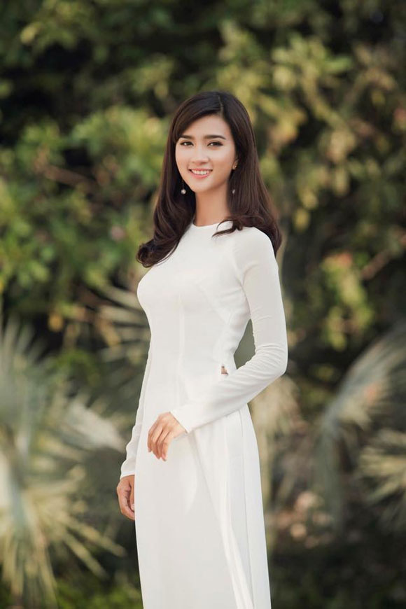 Kim Tuyến,Kim Tuyến trẻ trung,Kim Tuyến duyên dáng,Kim Tuyên mặc áo dài trắng