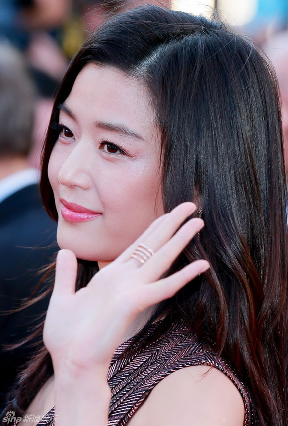 Jun Ji Hyun,Jun Ji Hyun ngực phẳng lỳ,Jun Ji Hyun diện váy cổ chữ V,Jun Ji Hyun tại Cannes