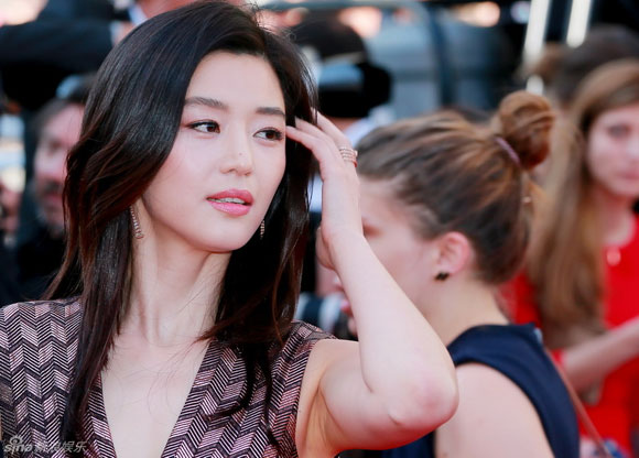 Jun Ji Hyun,Jun Ji Hyun ngực phẳng lỳ,Jun Ji Hyun diện váy cổ chữ V,Jun Ji Hyun tại Cannes