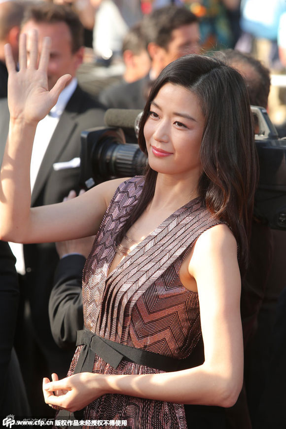 Jun Ji Hyun,Jun Ji Hyun ngực phẳng lỳ,Jun Ji Hyun diện váy cổ chữ V,Jun Ji Hyun tại Cannes