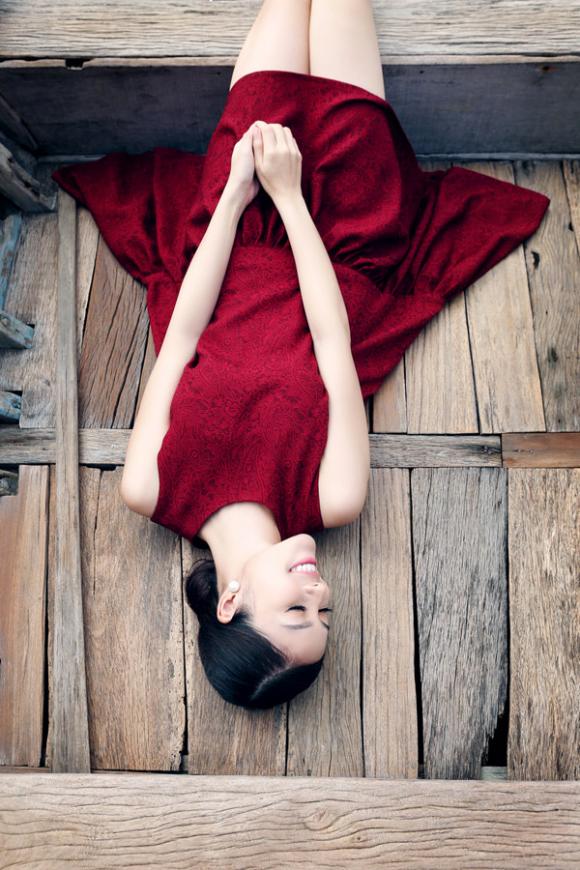 Dương Cẩm Lynh, ngọc nữ màn ảnh Việt, bản sao Song Hye Kyo, Dương Cẩm Lynh hóa quý cô, Dương Cẩm Lynh yêu kiều với váy đỏ
