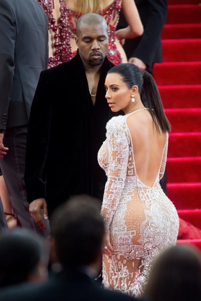 Kim Kardashian, Kim siêu vòng ba, chồng Kim Kardashian, chồng Kim ngắm nhìn vợ 