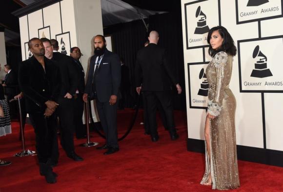 Kim Kardashian, Kim siêu vòng ba, chồng Kim Kardashian, chồng Kim ngắm nhìn vợ 