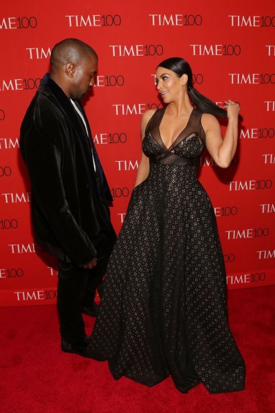 Kim Kardashian, Kim siêu vòng ba, chồng Kim Kardashian, chồng Kim ngắm nhìn vợ 