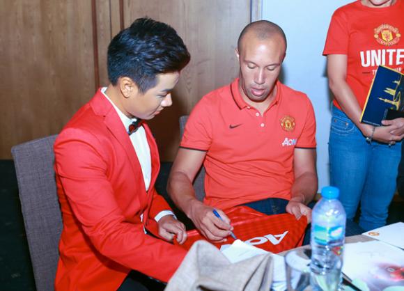 Nguyên Khang, MC Nguyên Khang, Nguyên Khang gặp gỡ giao danh thủ Mikael Silvestre
