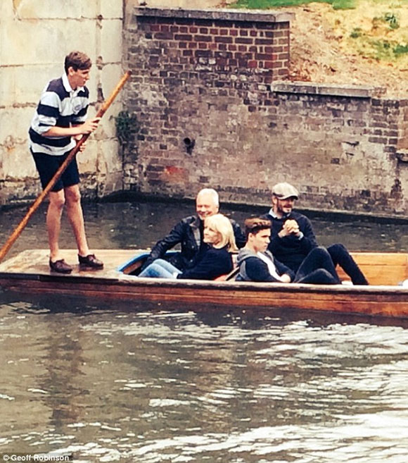 gia đình Becks,gia đình Becks ngồi thuyền dạo sông,gia đình Becks đi thuyền ở Cambridge,gia đình Becks gây chú ý