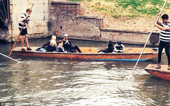 gia đình Becks,gia đình Becks ngồi thuyền dạo sông,gia đình Becks đi thuyền ở Cambridge,gia đình Becks gây chú ý