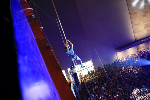 tiger-275-2-ngoisao 7 Vũ điệu trên không, Tiger Remix, Đông Nhi, Ông Cao Thắng, Chinh phục Bức tường Tiger