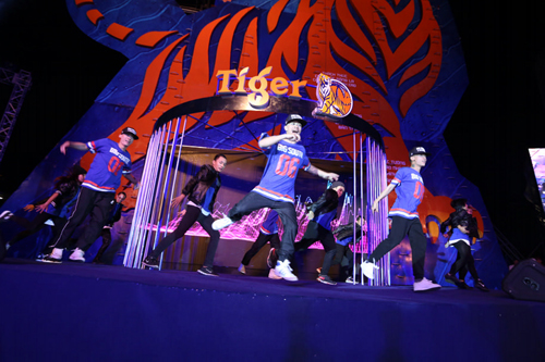 tiger-275-4-ngoisao 5 Vũ điệu trên không, Tiger Remix, Đông Nhi, Ông Cao Thắng, Chinh phục Bức tường Tiger