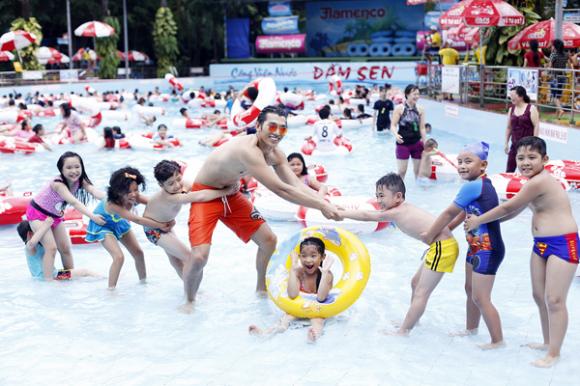 Ngọc Tình, siêu mẫu Ngọc Tình, Ngọc Tình khoe body, Ngọc Tình gây náo loạn bể bơi, Ngọc Tình chơi đùa cùng mẫu nhí 