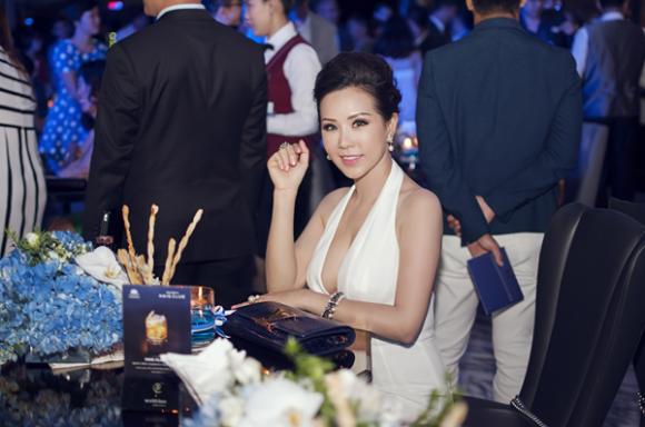 Hoa hậu Thu Hoài, Hoa hậu Thu Hoài diện đầm hở ngực, Hoa hậu Thu Hoài gợi cảm bên Mr. Đàm, NTK Công Trí 