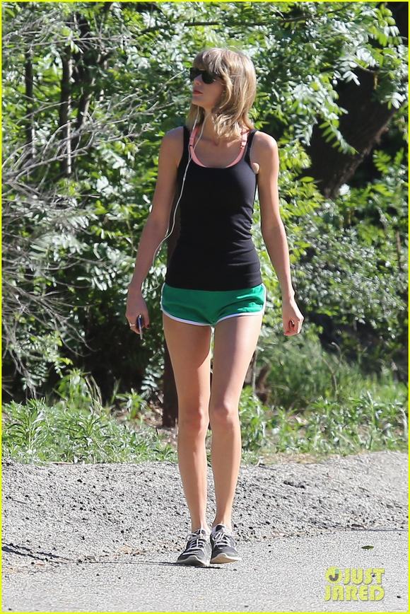 Taylor Swift, Taylor Swift đi giật lùi, Taylor Swift dễ thương, tin ngoi sao