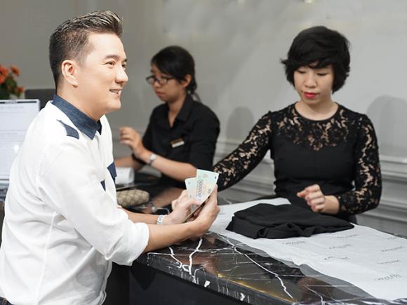 Mẹ con Xuân Lan tung tăng đi dự khai trương, Xuân Lan, siêu mẫu Xuân Lan, Đàm Vĩnh Hưng, ông hoàng nhạc Việt, Mr, Đàm, 