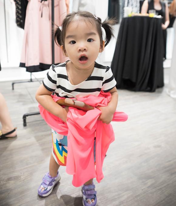 Mẹ con Xuân Lan tung tăng đi dự khai trương, Xuân Lan, siêu mẫu Xuân Lan, Đàm Vĩnh Hưng, ông hoàng nhạc Việt, Mr, Đàm, 