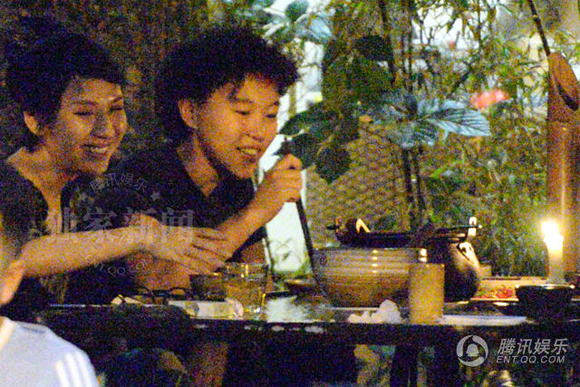 con gái riêng Vương Phi,Đậu Tĩnh Đồng,con gái riêng Vương Phi hút thuốc,Vương Phi