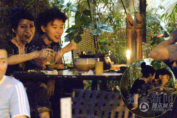 con gái riêng Vương Phi,Đậu Tĩnh Đồng,con gái riêng Vương Phi hút thuốc,Vương Phi