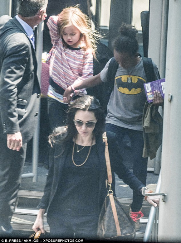 gia đình Angelina Jolie,Brad Pitt,Angelina Jolie,gia đình Angelina Jolie đi máy bay bình dân