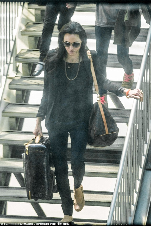 gia đình Angelina Jolie,Brad Pitt,Angelina Jolie,gia đình Angelina Jolie đi máy bay bình dân