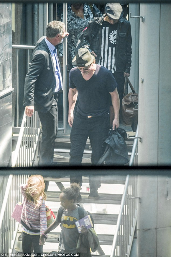 gia đình Angelina Jolie,Brad Pitt,Angelina Jolie,gia đình Angelina Jolie đi máy bay bình dân