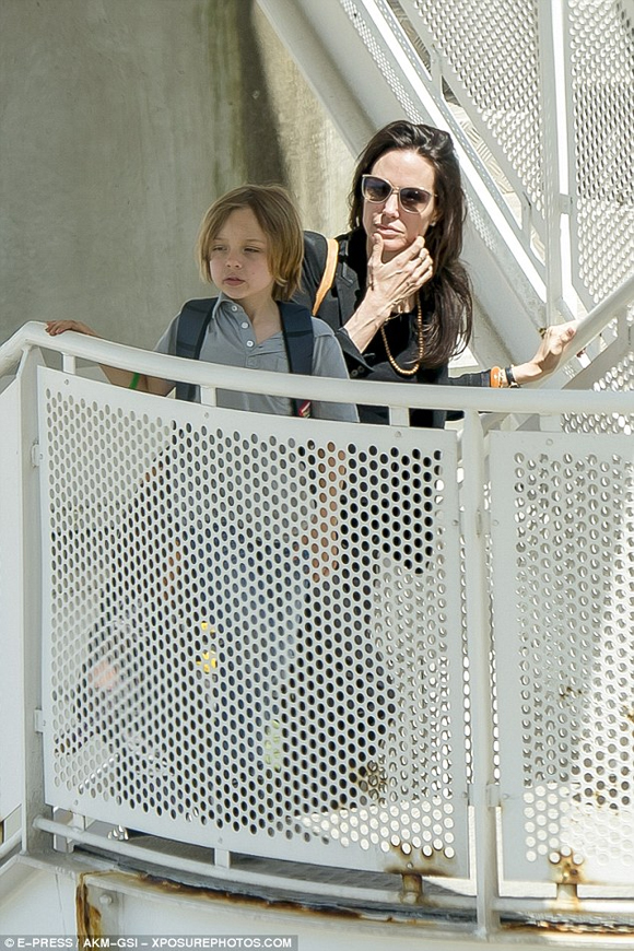 gia đình Angelina Jolie,Brad Pitt,Angelina Jolie,gia đình Angelina Jolie đi máy bay bình dân